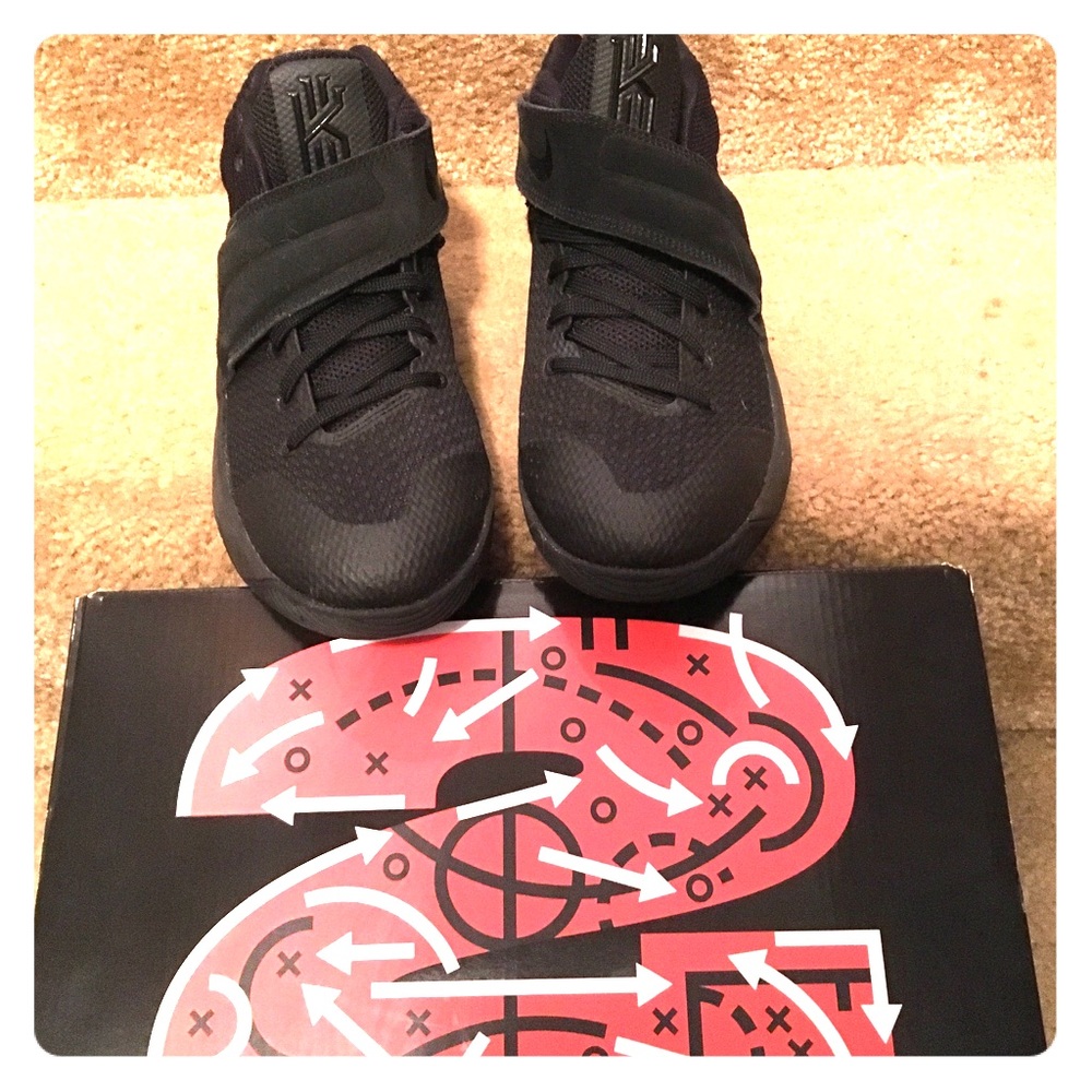 NEW Youth “grade school” boys Kyrie 2 size 7